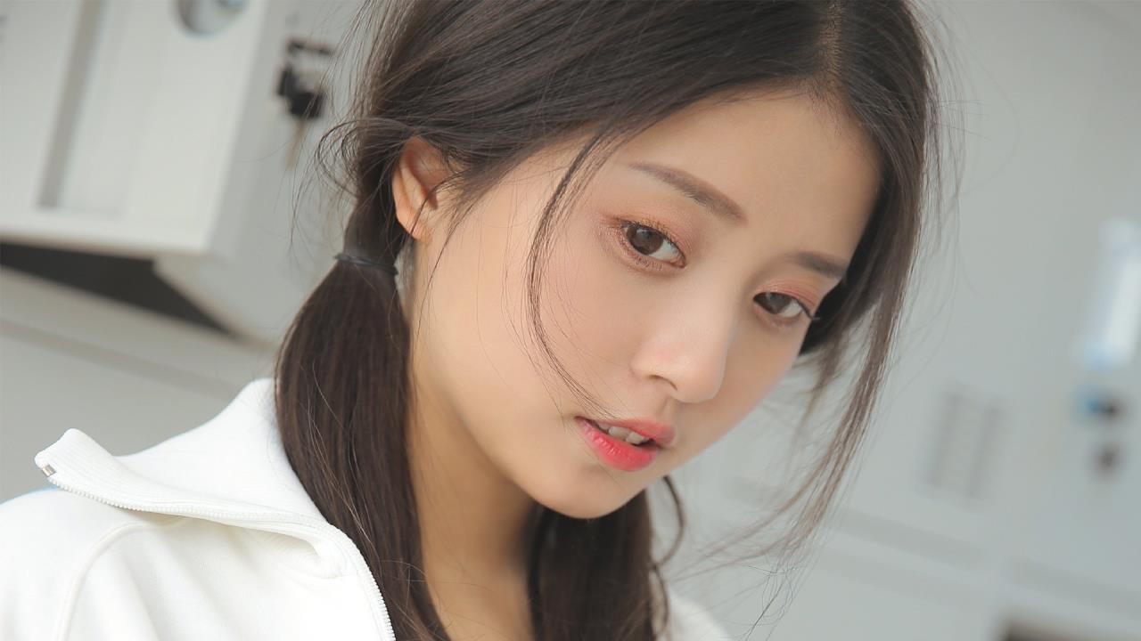 清纯唯美亚洲综合: 捕捉阳光下的纯真瞬间