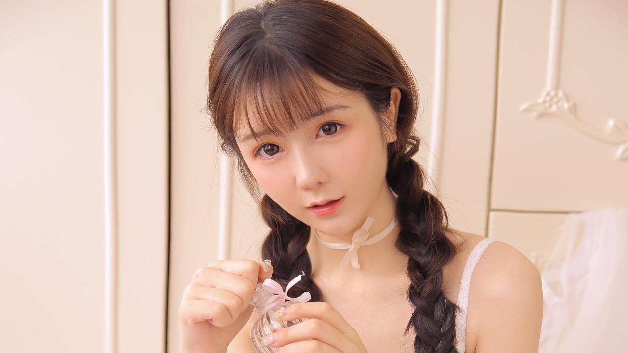 女人脱衣服躺床上App下载: 体验前所未有的轻松与放松！